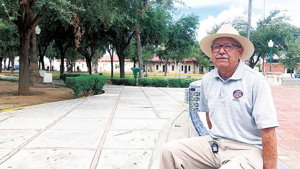 Don Arturo destina parte de su pensión para reforestar la ciudad.