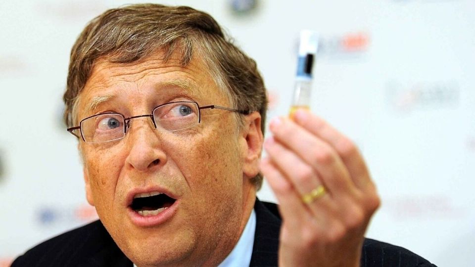 La teoría surgió en redes sociales y acusaban a Bill Gates de querer controlar a las personas a través de un microchip implantado en las vacunas.