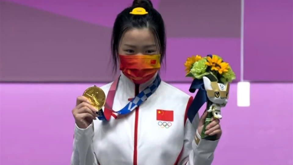 La atleta Qian Yang posa con su medalla de oro