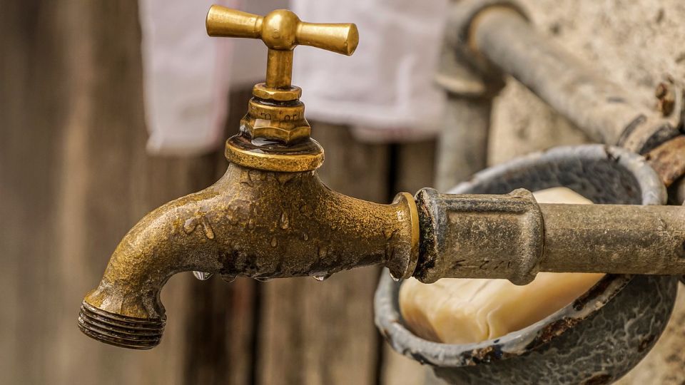 Las constantes fallas en el suministro de agua han afectado al 72 por ciento de los neolaredenses