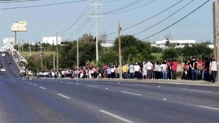 Caos y filas kilométricas por vacunación en personas de 18 a 21 años en Reynosa