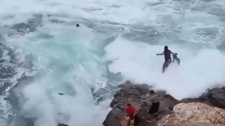 SENSIBLE VIDEO: Por ignorar letreros de advertencia fueron arrastrados por la corriente