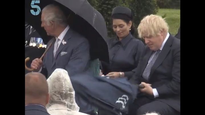 VIDEO: ¡Al estilo Mr. Bean! Boris Johnson y su pelea con un paraguas