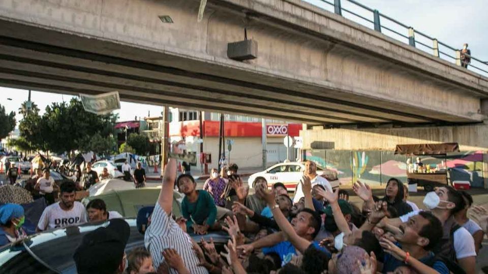 regaló dólares a migrantes