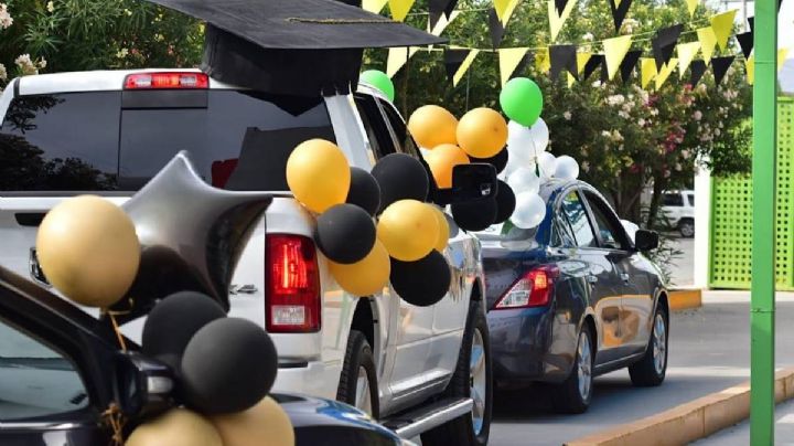 Niño asiste a su caravana de graduación en carro de cartón