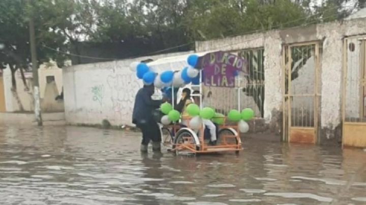 Sin importar calles inundadas papá lleva en carretón a su niño a graduación