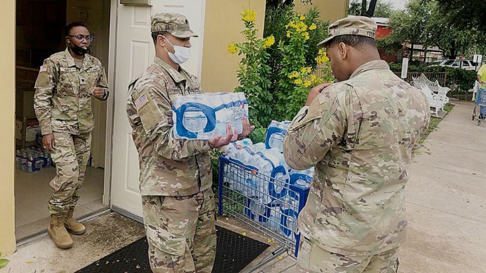 Elementos de la Guardia Nacional ayudaron a distribuir paquetes de botellas de agua.