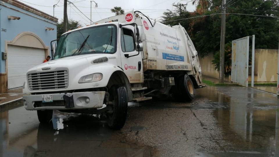 La unidad quedó atascada en un hundimiento que se abrió en el cruce de las calles Río Papaloapan y Jalisco