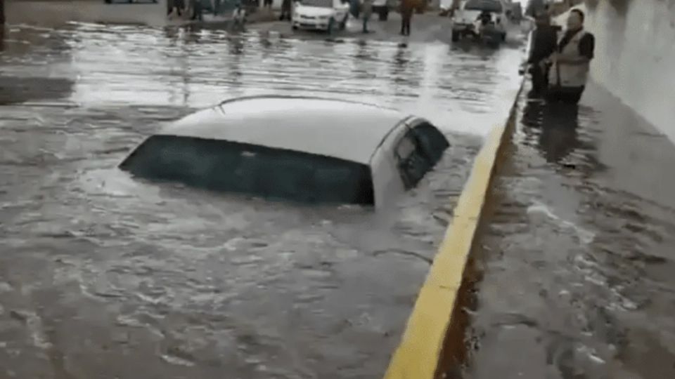 El auto atraviesa paso a desnivel inundado, sin presentar fallas.