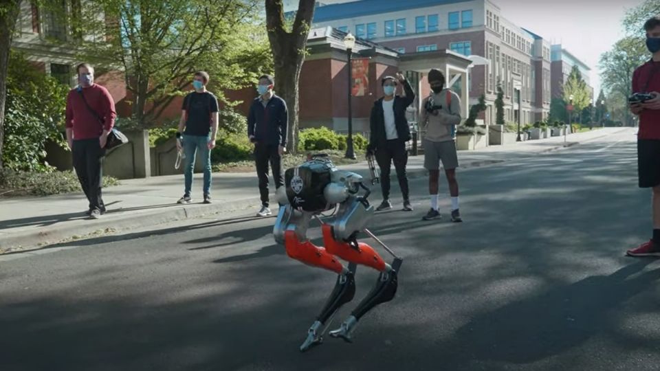 Este robot bípedo es capaz de desplazarse con sus dos patas por 5 kilómetros.