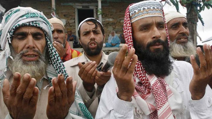 Quieren pena de muerte para niño que orinó por error una alfombra sagrada