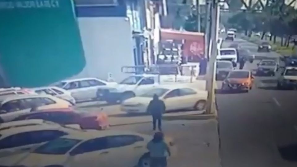 El video fue difundido en las redes sociales, después de haber sido obtenido gracias a las cámaras de seguridad.