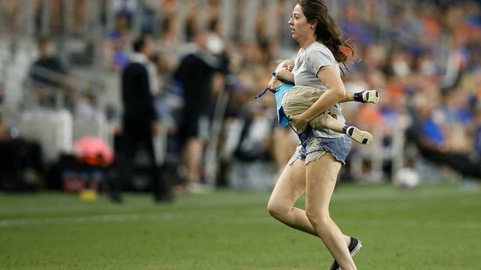 El bebé escapó de su madre y saltó a la cancha de futbol