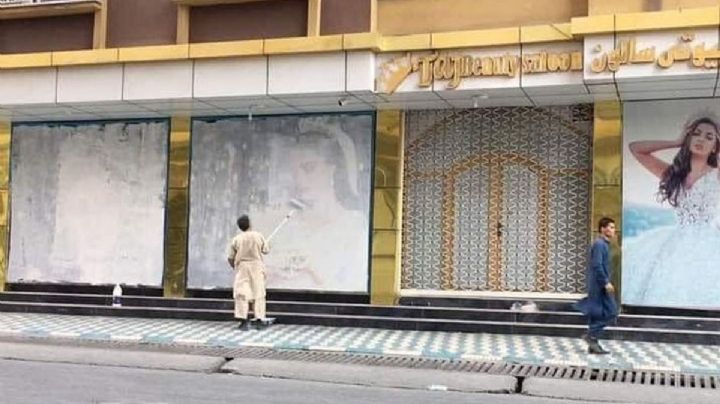 Afganistán: Talibanes quitan fotos de mujeres en las calles de la capital