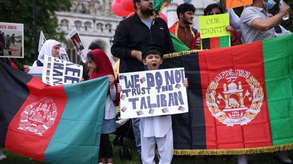 La manifestación era para defender la bandera nacional de Afganistán contra la imposición de los talibanes.