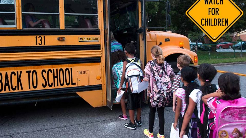 Conductores que no respeten el paso de los niños al bajar del autobús reciben fuertes sanciones