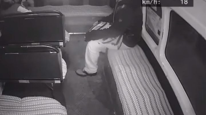 VIDEO: Chofer de combi evita asalto al acelerar; delincuentes salen volando