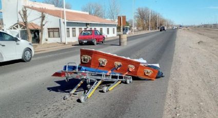 ¡Qué miedo! Camioneta pierde ataúd y cuerpo en plena carretera