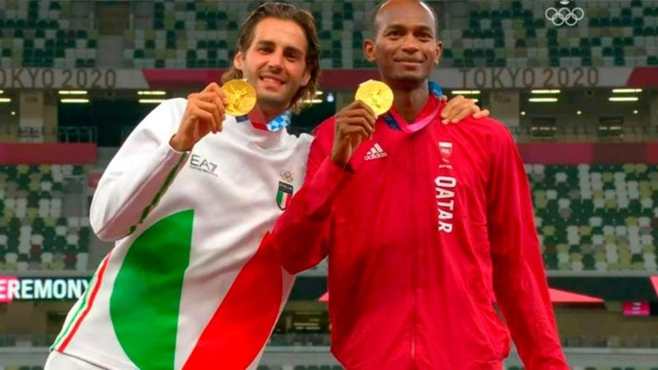 Mutaz Essa Barshim de Qatar y Gianmarco Tamberi de Italia posan con su medalla de oro tras resultar empatados en salto de altura