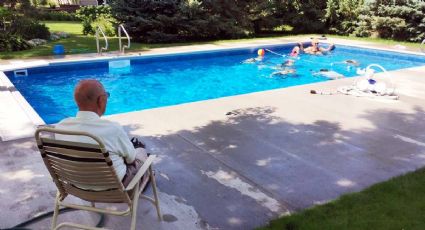 Abuelito de 94 años construye una alberca pública en su patio para no sentirse solo