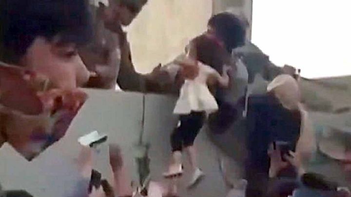 VIDEO / FOTOS: Afganas entregan a sus hijos a soldados de EEUU para salvarlos de talibanes