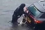 VIDEO VIRAL: Perrito ayuda a su dueña a empujar su auto para sacarlo de calle inundada