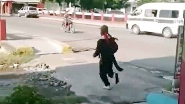 Indigente roba un traje de Morelos de un museo y lo presume por las calles