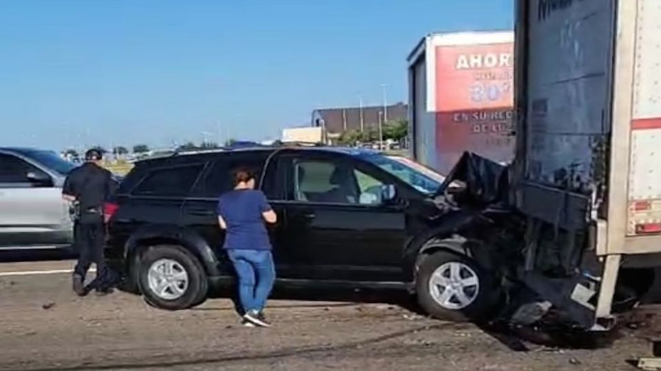 se impactan mujeres contra tráiler