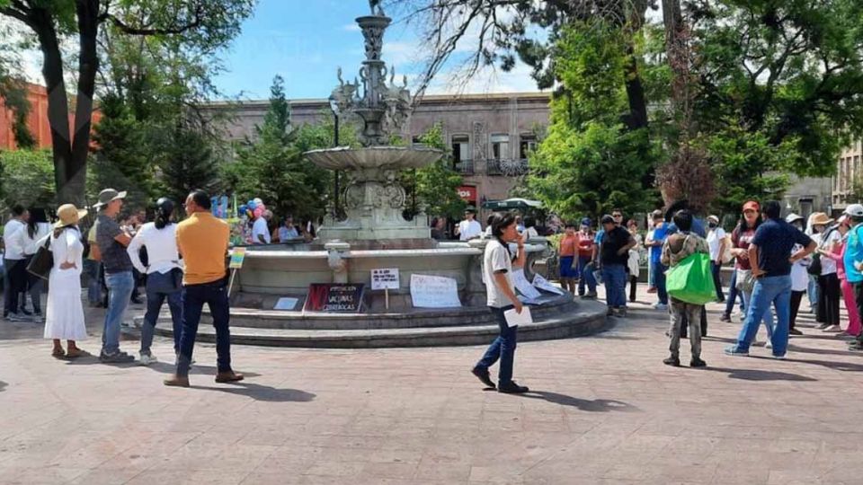 Querétaro llenó una plaza de quienes están en contra de las vacunas y el cubrebocas