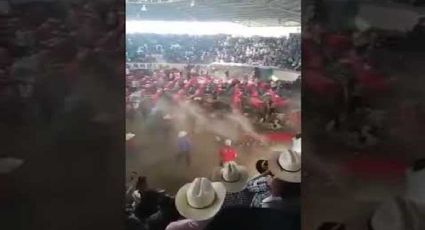 VIDEO: Toro embiste al menos a 10 personas durante jaripeo en Michoacán