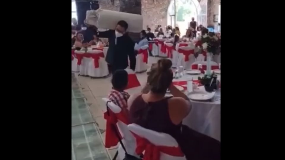 El invitado más abusado de la boda llegó con un regalo indispensable para los recién casados