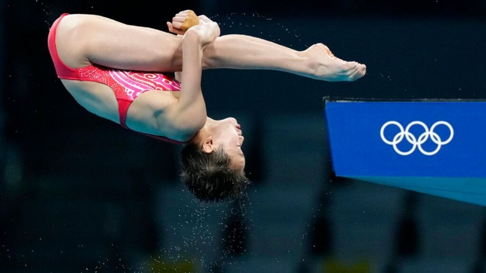 Con solo 14 años, la atleta china consiguió la puntuación perfecta para sus dos últimos saltos