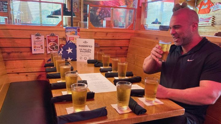 Veterano rinde homenaje en Texas Roadhouse a soldados caídos con 13 asientos vacíos