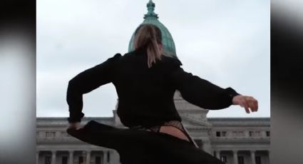 Candidata cierra campaña bailando frente al Congreso en lencería