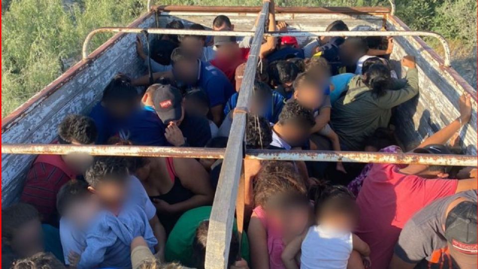 Además del pequeño, el INM rescató a otro grupo de migrantes que viajaban en un camión.