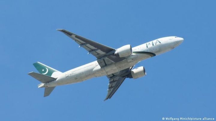 Primer vuelo comercial aterriza en Afganistán bajo el régimen talibán