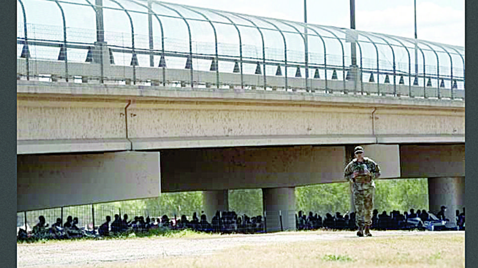 Los migrantes fueron abarrotados bajo un puente en Texas.