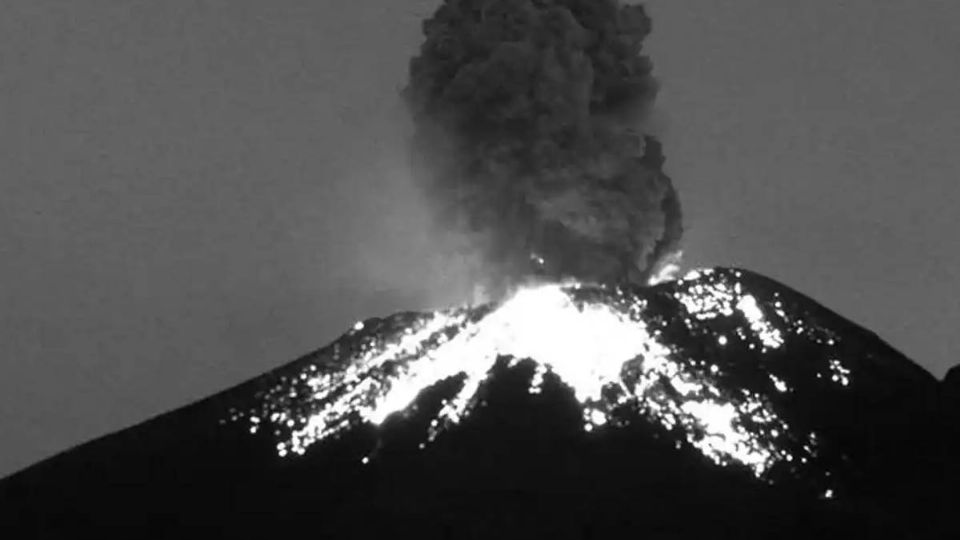 Genero una columna de vapor, gases y bajo contenido de cenizas con unos 3.000 metros de altura