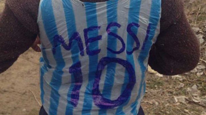 “Por favor, sálvame” niño afgano famoso por camiseta de plástico de Messi pide ayuda