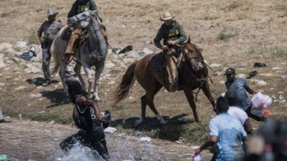 La guardia fronteriza en Texas comenzó a retirar a los migrantes de su territorio