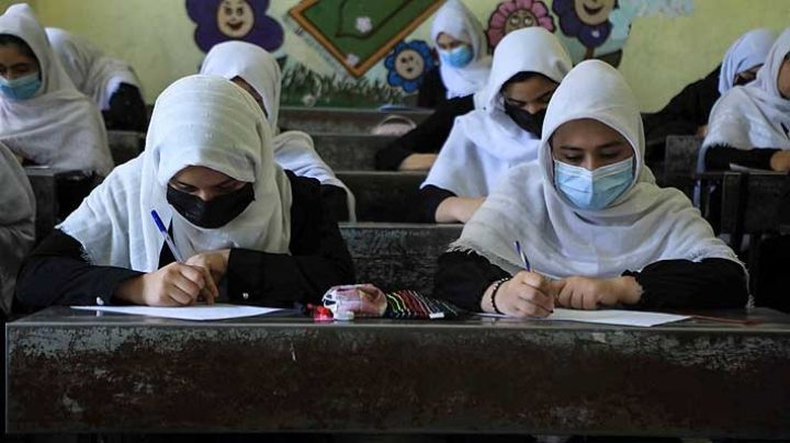 Talibanes prometen el próximo regreso a clases de alumnas de secundaria