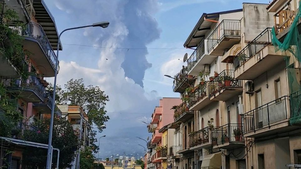 La nube eruptiva producida por la actividad volcánica ha sido visible desde las localidades de Catania y Taormina