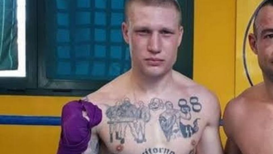 Michele Broili mostró símbolos de alusión nazi tatuados en todo su cuerpo