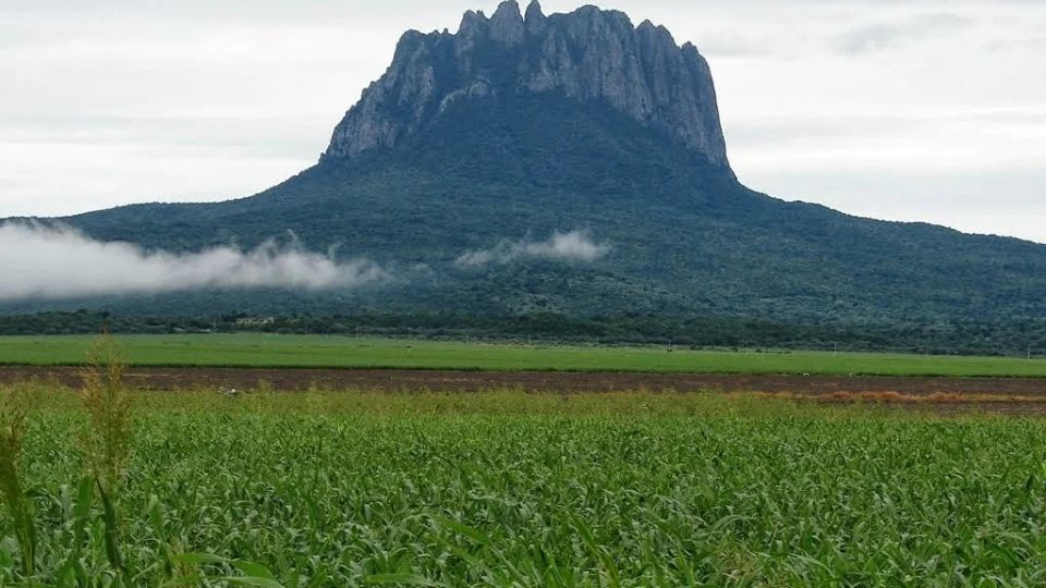 el cerro de Bernal es un emblema del estado