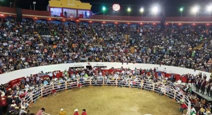 IMPRESIONANTE VIDEO: Payasito de rodeo sale volando tras embestida de toro