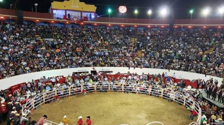IMPRESIONANTE VIDEO: Payasito de rodeo sale volando tras embestida de toro