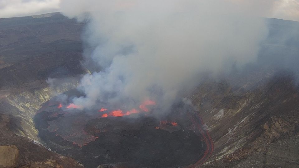 La alerta por volcán se ha elevado a advertencia y el código para la aviación ha cambiado a rojo.