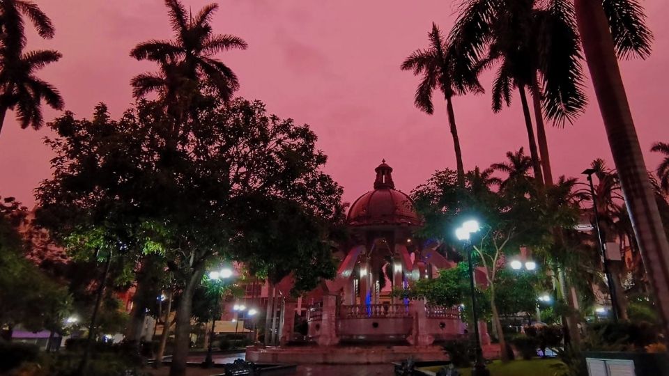 El cielo se pintó de tonos rojizos y morados al amanecer de este jueves