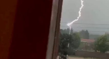 Poste de luz aguanta 11 embestidas seguidas de rayos en tormenta eléctrica