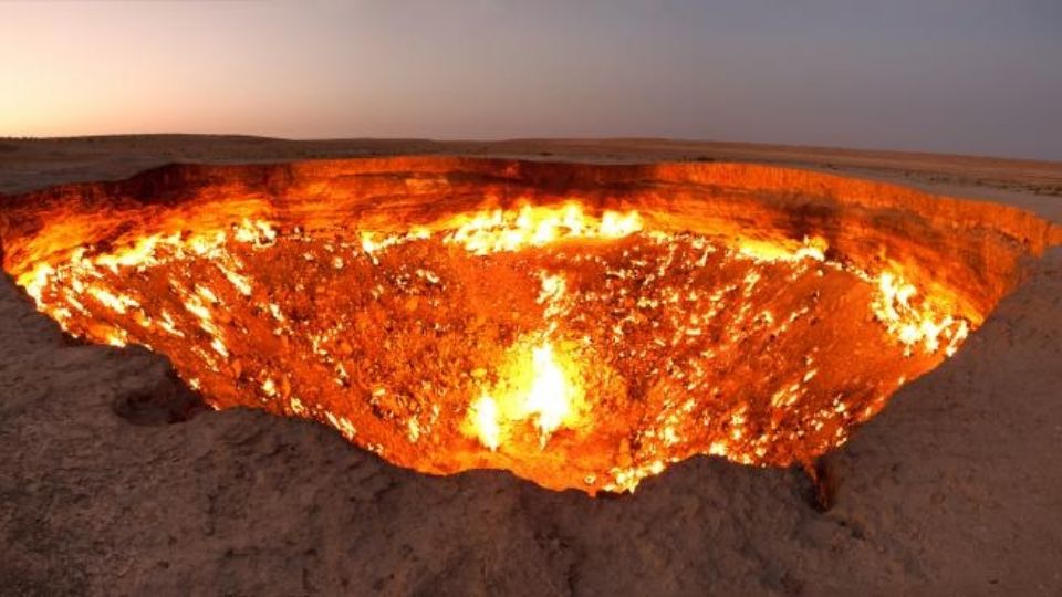 La abertura se mantiene encendida en llamas desde hace medio siglo, sin poder ser extinguida hasta el momento